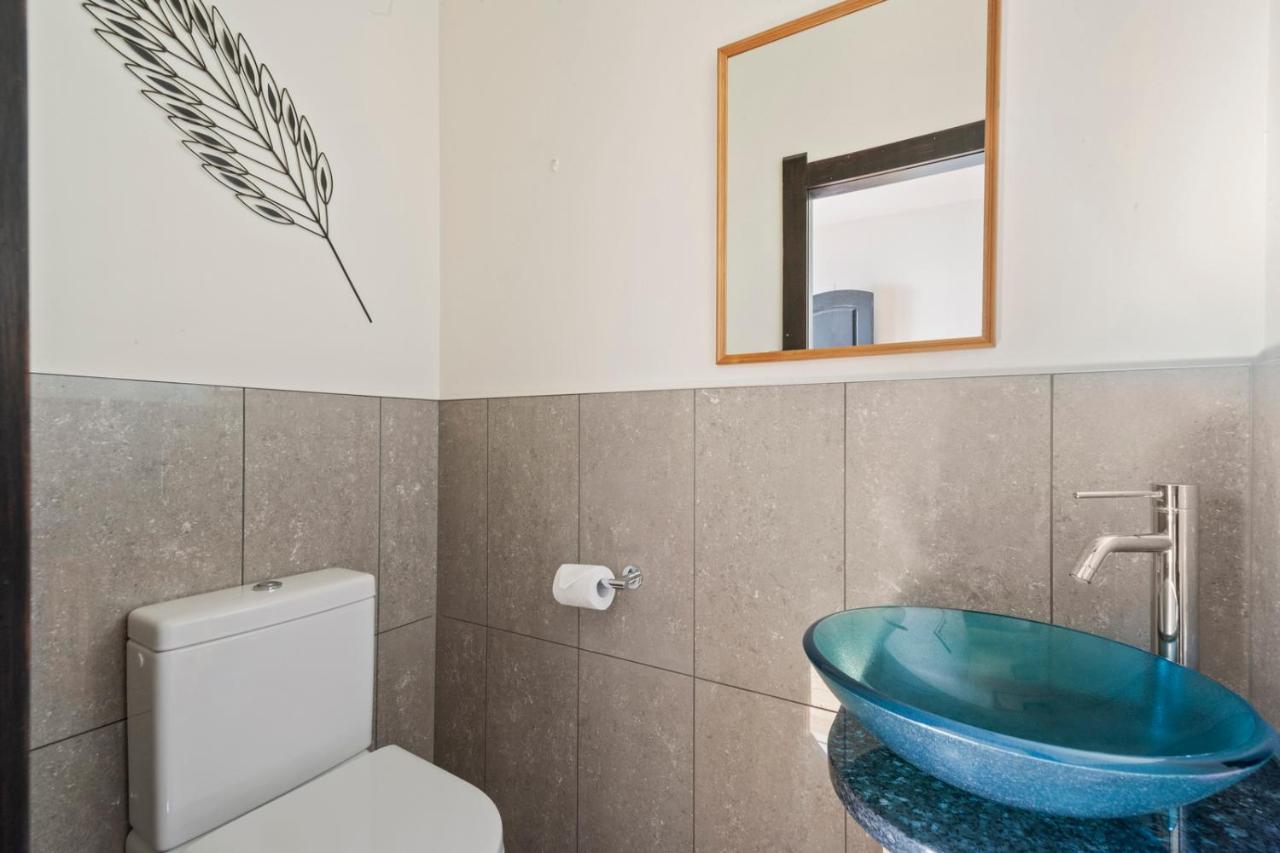 Lakefront Villa - Waitahanui Holiday Home Exterior foto